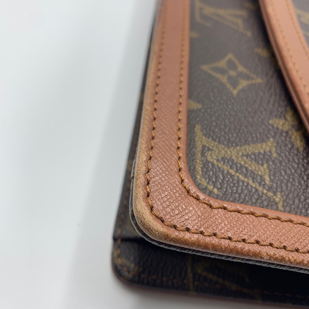 Louis Vuitton Brown Monogram Clutch with Tan Trim - Picture 5 of 16